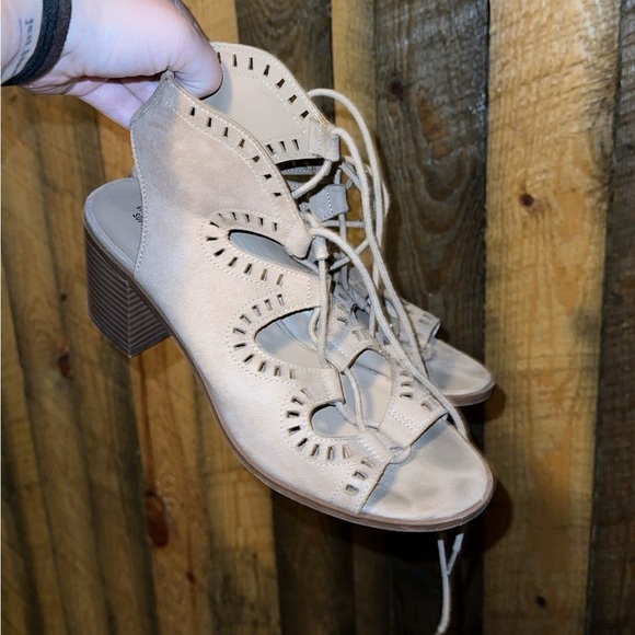 Stylish tie up heels - Picture 1 of 1